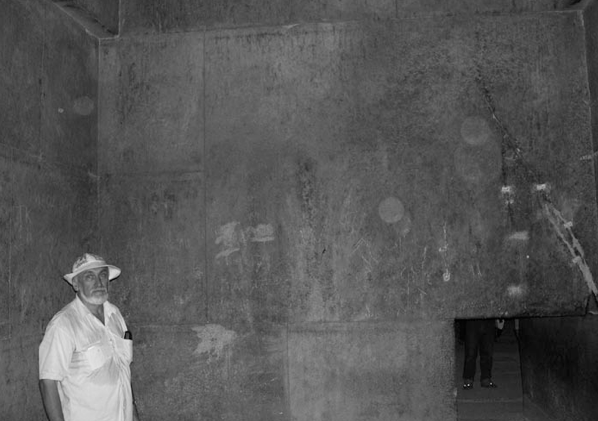 Блок перекрытия над коридором в Красной пирамиде. Изображение взято из книги А. Ю. Склярова "Пирамиды: загадки строительства и назначения", издательство ВЕЧЕ, 2013