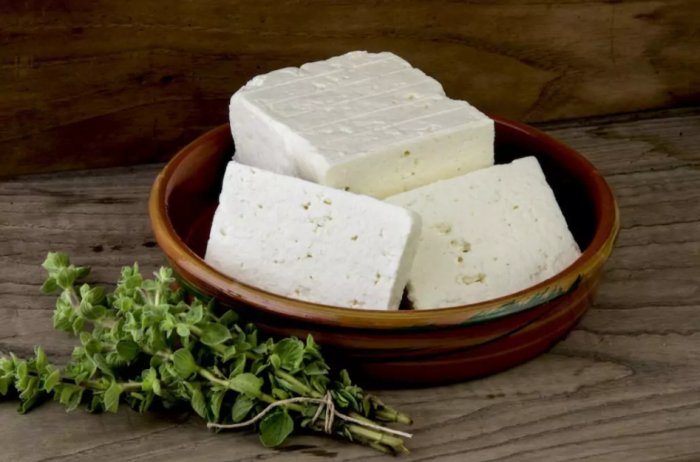 Нехитрый способ, как приготовить сыр «Фета», вдвое доступнее и вкуснее магазинного блюда из молока,домашний сыр,кулинария