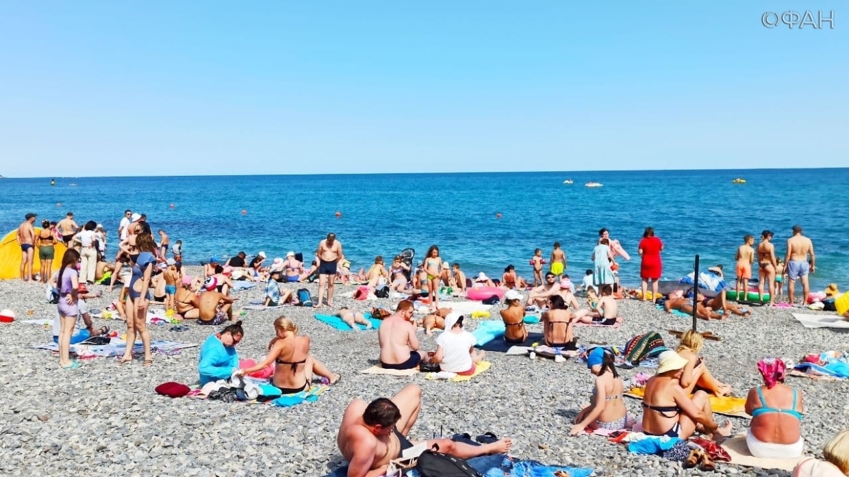 «Слишком долго ждали отпуска»: турситы продолжают купаться в Ялте, несмотря на запрет