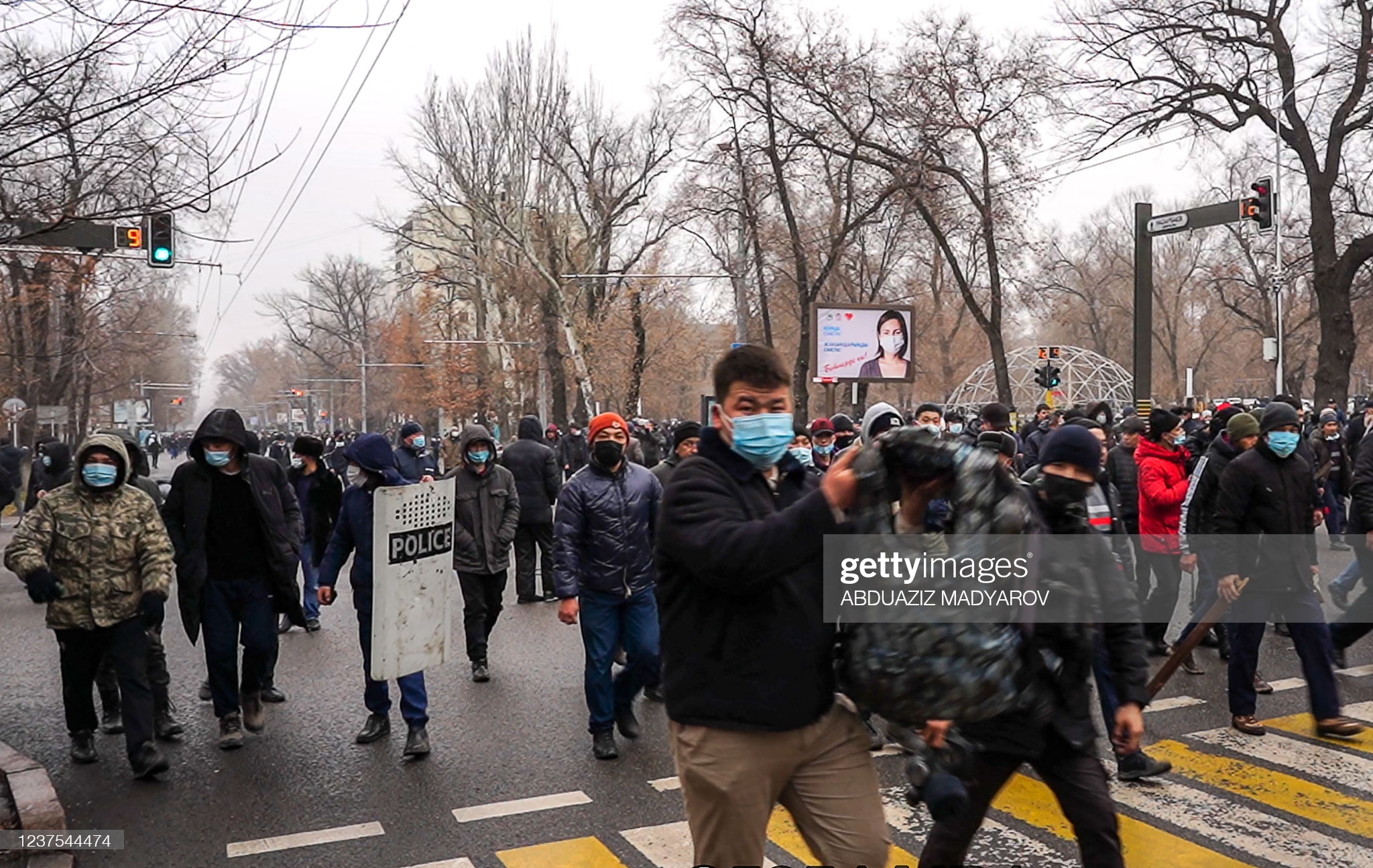 В Казахстане Майдан. В Казахстане Майдан. сейчас, Алматы, улицах, протестующие, Казахстане, Подписывайтесь, друзья, города, несколько, здание, силовиков, происходит, ютубканал, комментариях, подписывайтесь, Обязательно, также, баррикады, общем, можно