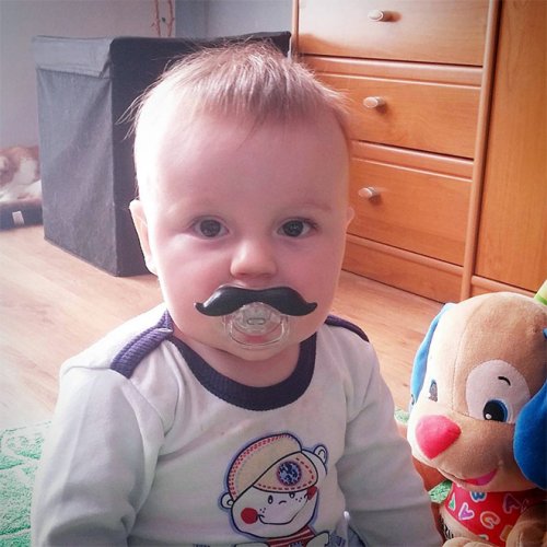 Смешные пустышки для младенцев набирают популярность в Instagram  funnypacifier