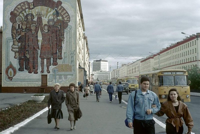Норильск, на одной из улиц города, 1993 г. 90-е годы, 90-е годы. жизнь, СССР, жизнь в 90-е, ностальгия, старые снимки, фотографии россии, фоторепортаж