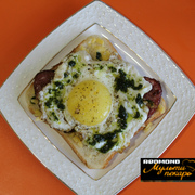 Горячий бутерброд с колбасой, яйцом, сыром и песто из базилика