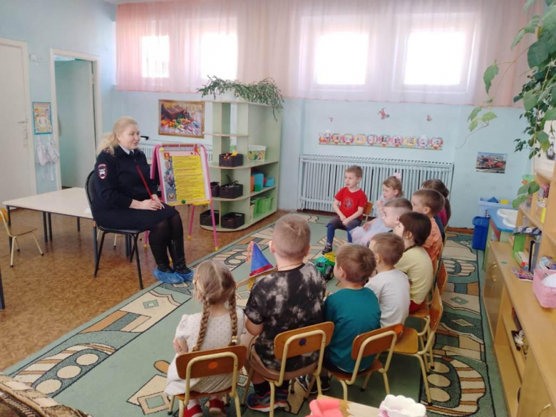 В Тверской области детям рассказали о правильном поведении на дорогах