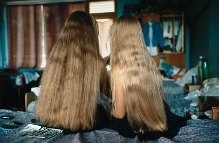 Девочки с длинными русыми волосами.