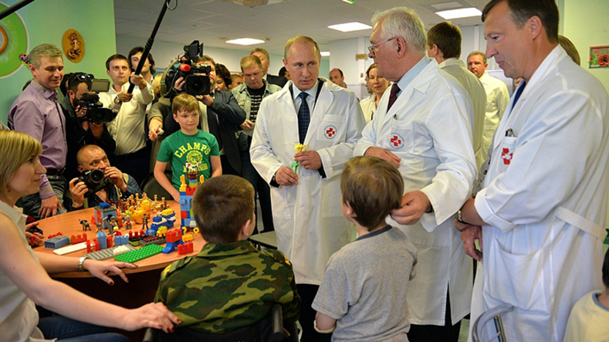 Президент РФ Владимир Путин и известный педиатр Леонид Рошаль навещают больных детей