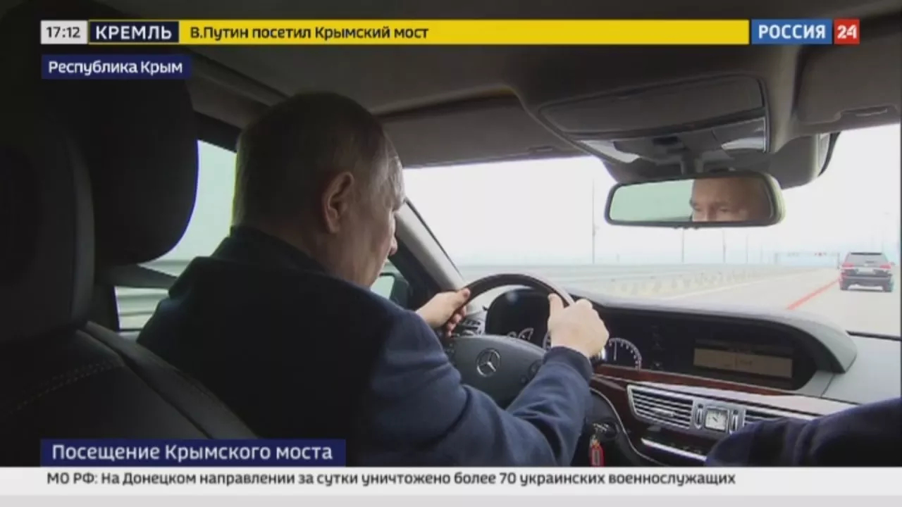 Президент РФ Владимир Путин за рулем автомобиля проехал по Крымскому мосту, где сегодня открыли...
