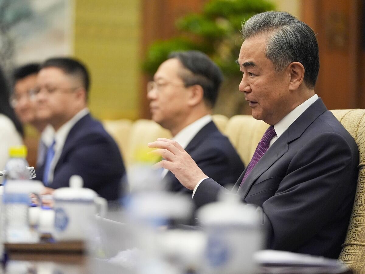    Министр иностранных дел Китая Ван И во время встречи с госсекретарем США Энтони Блинкеном в Пекине© AP Photo / Mark Schiefelbein