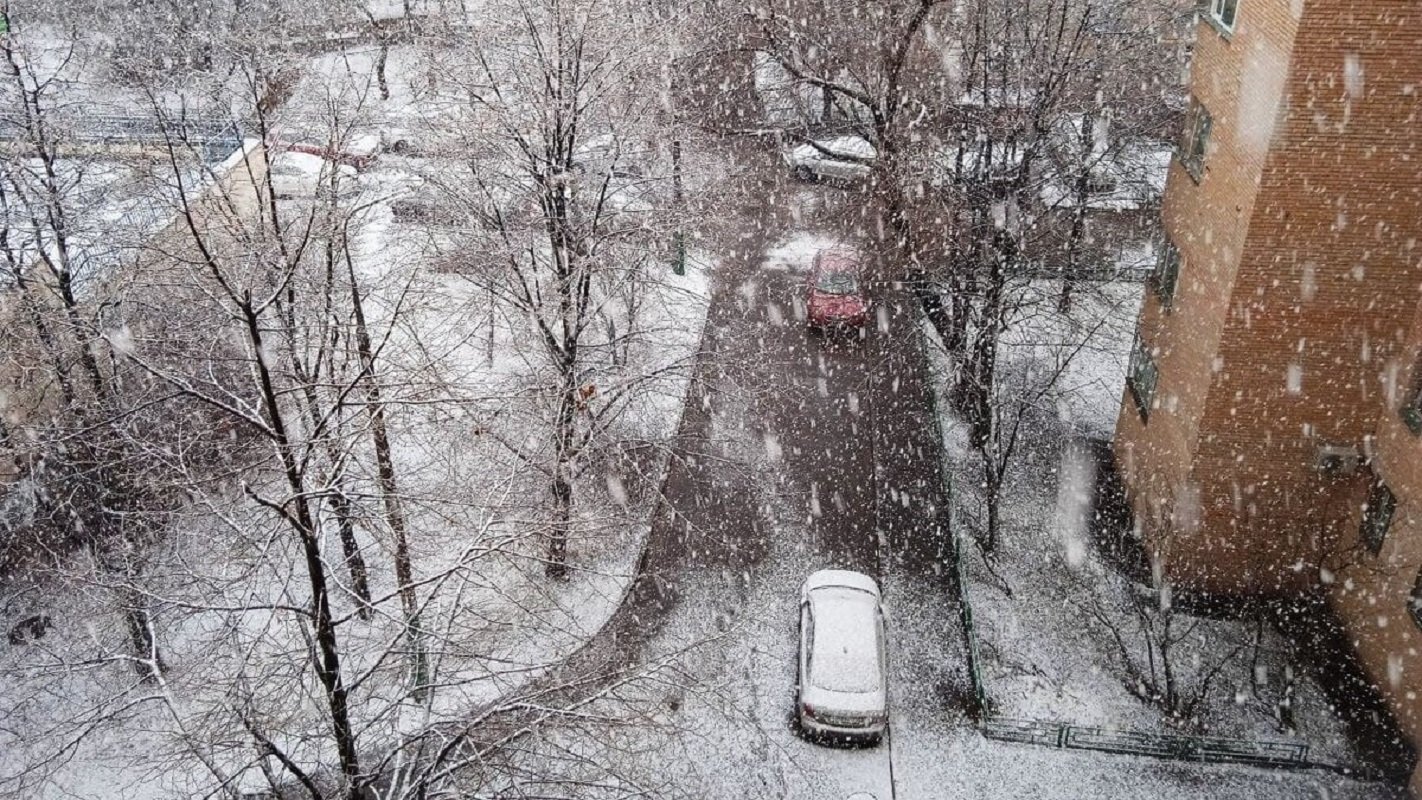 Почему сегодня снег. Снегопад в Москве 2.04. Снег в Москве. Сильный снегопад в Москве. Снежные заносы в Москве.