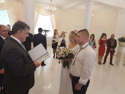 Порошенко в Одессе заявился выпить 100 граммов на свадьбе «киборга» и волонтерки и подарил им квартиру