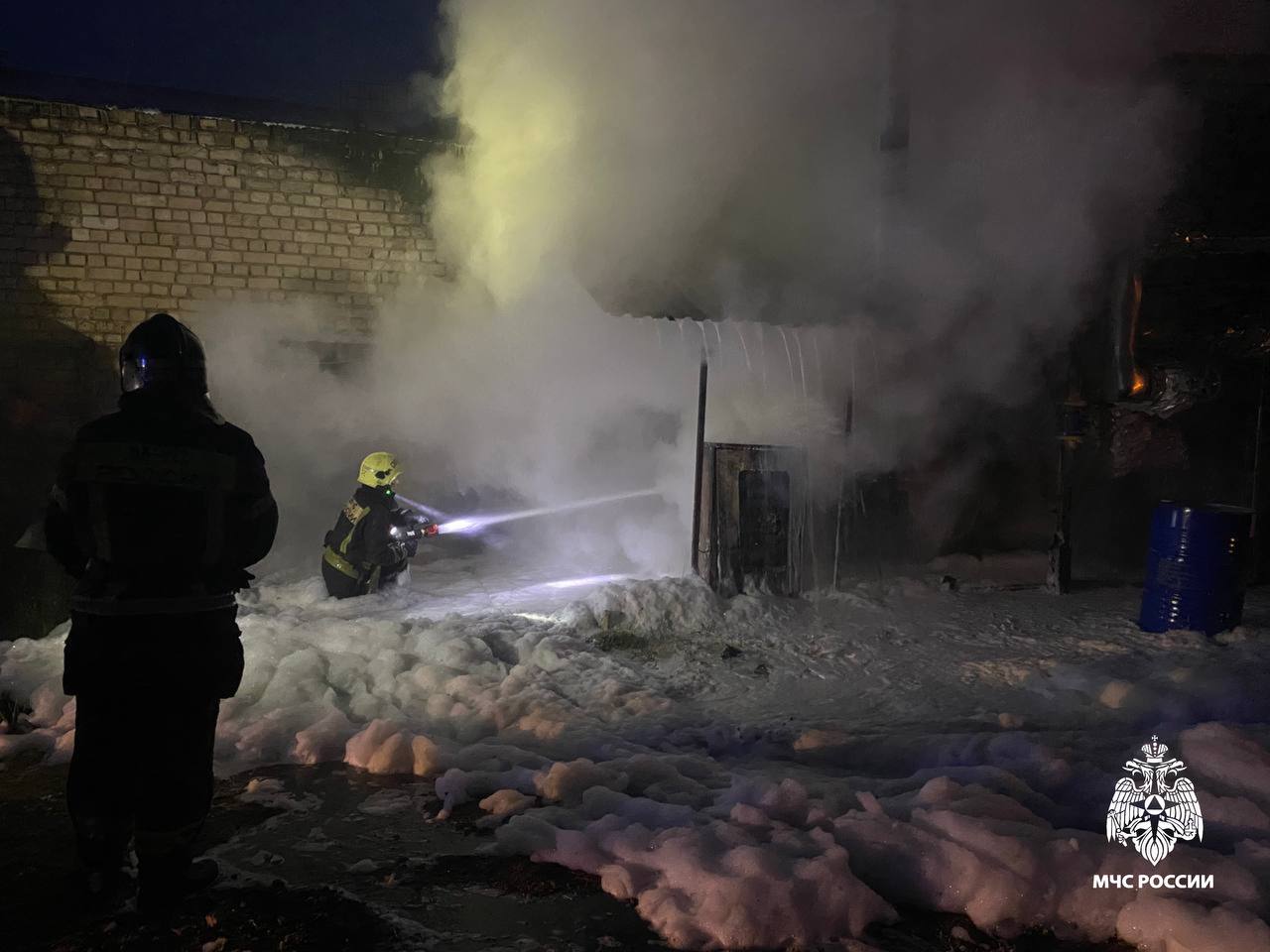 В Тверской области сотрудники МЧС потушили пожар на территории завода