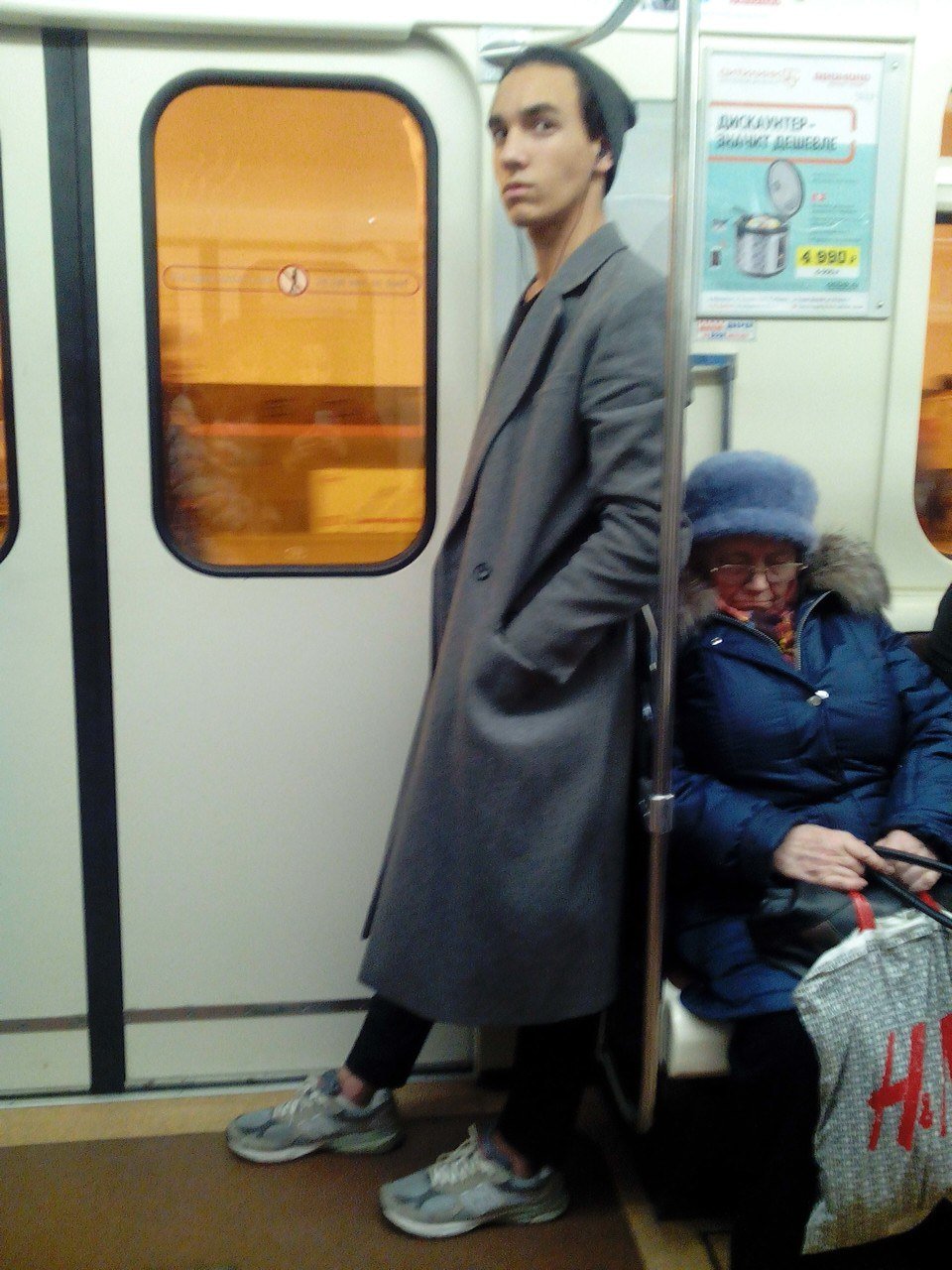 Чел в метро. Люди в метро. K.lbdvtnhj. Обычные люди в метро. Стоящие люди в метро.