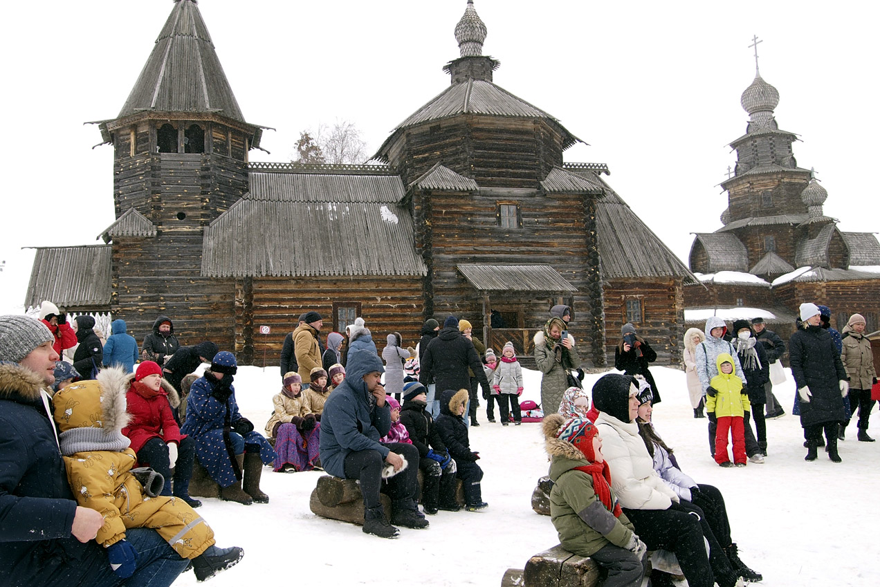 туристы в суздале