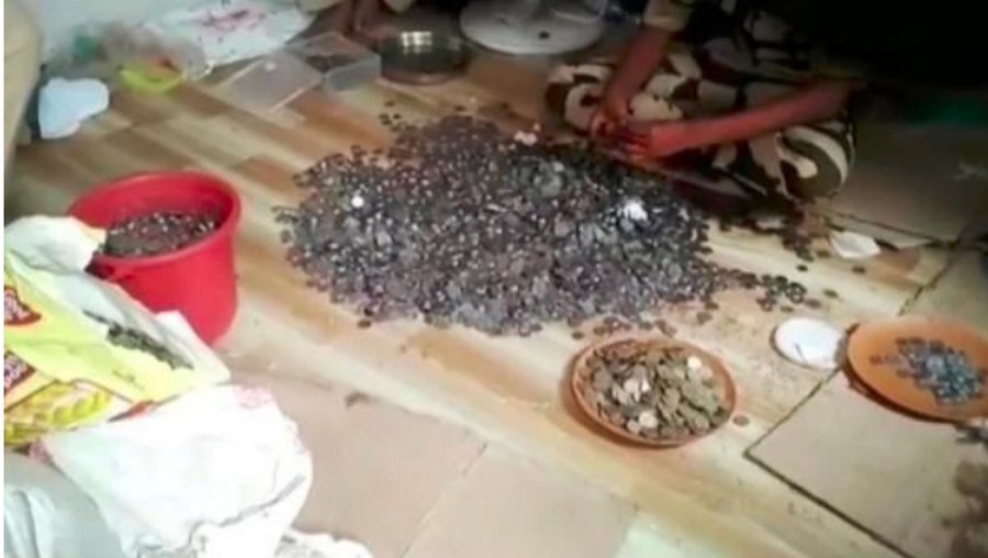 Индийский нищий прятал в доме мешки с деньгами индия,история,миллионер