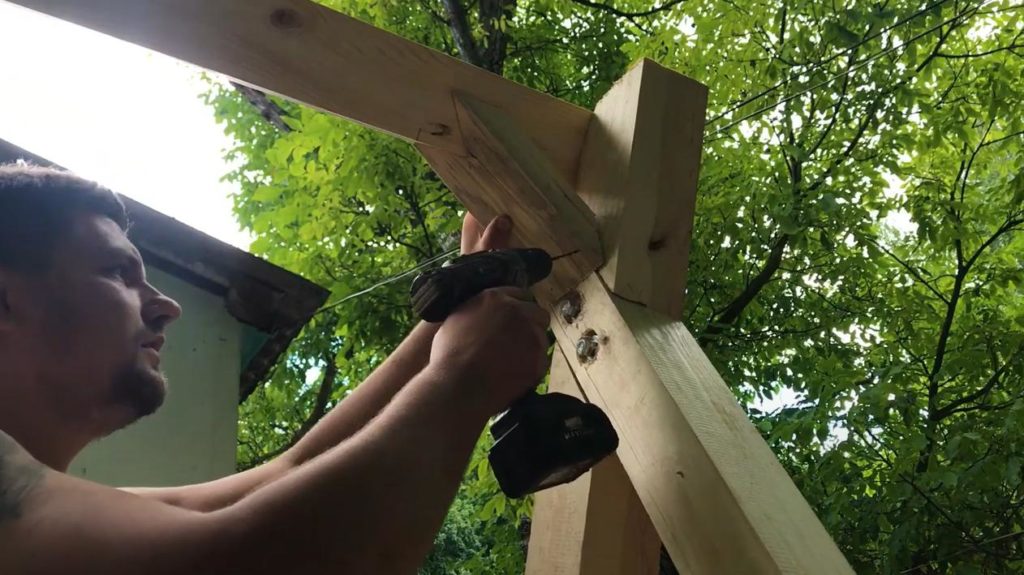 Как сделать деревянные качели на участке всего за один день