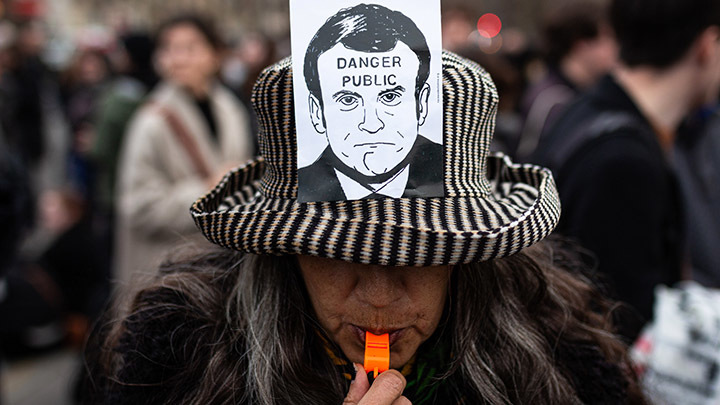 СТАВЛЕННИК РОТШИЛЬДОВ ПРОВОЦИРУЕТ ФРАНЦИЮ: КУДА СБЕЖИТ МАКРОН?