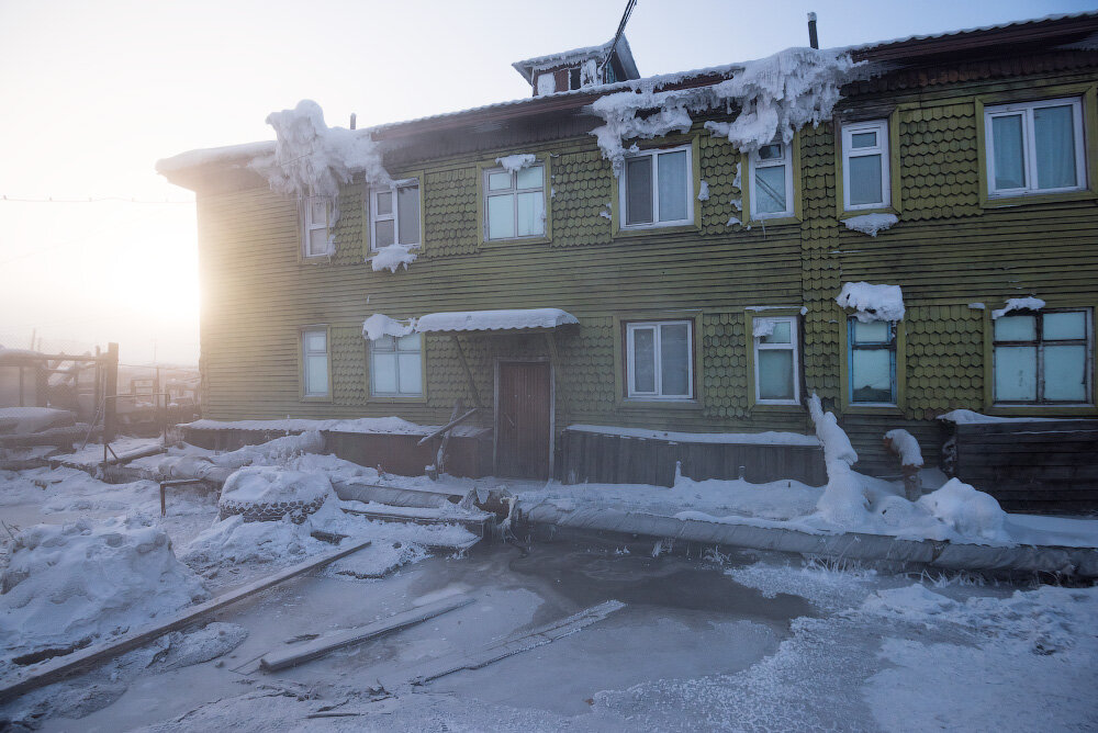 Сложно поверить, что люди могут так жить . Обычная квартира в якутском городе Батагай