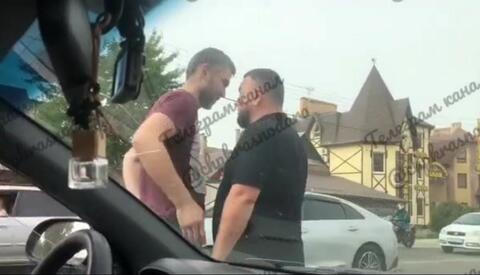 Хотел проехать раньше скорой: таксист в Краснодаре устроил разборки с другим водителем, пропустившим медиков