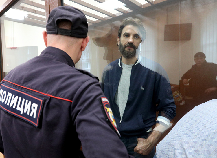 Экс-министр Михаил Абызов женился в СИЗО на бывшей стюардессе Экс-министр Михаил Абызов женился в СИЗО на бывшей стюардессе Звезды,Звездные пары