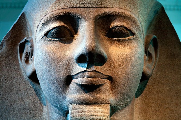 Статуя фараона Рамсеса II.