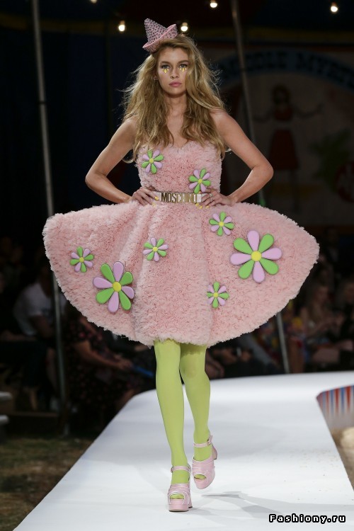 Moschino Круизная коллекция 2019 Moschino Круизная коллекция 2019