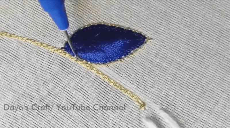 Простая техника красочной объёмной вышивки на одежде вдохновение