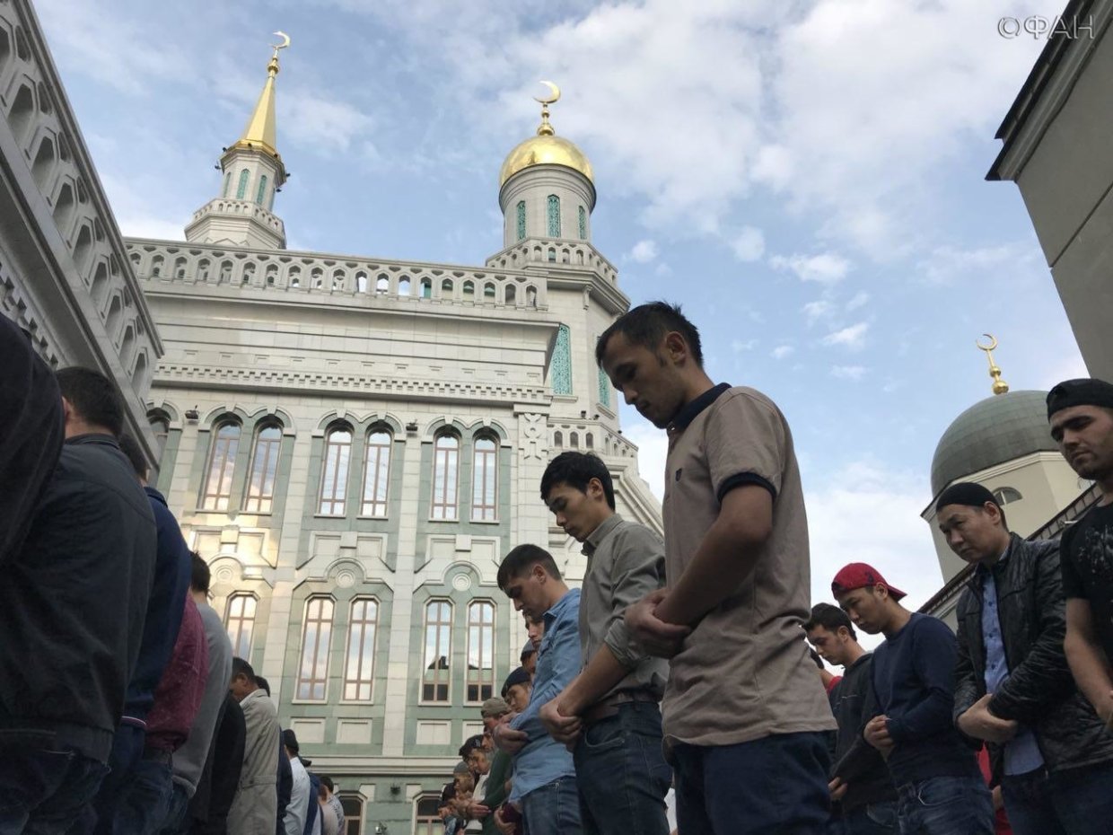 Мигранты в москве последние новости. Мигранты в Москве. Толпа в мечети. Толпы мигрантов в Москве. Мигранты молятся на улицах Москвы.