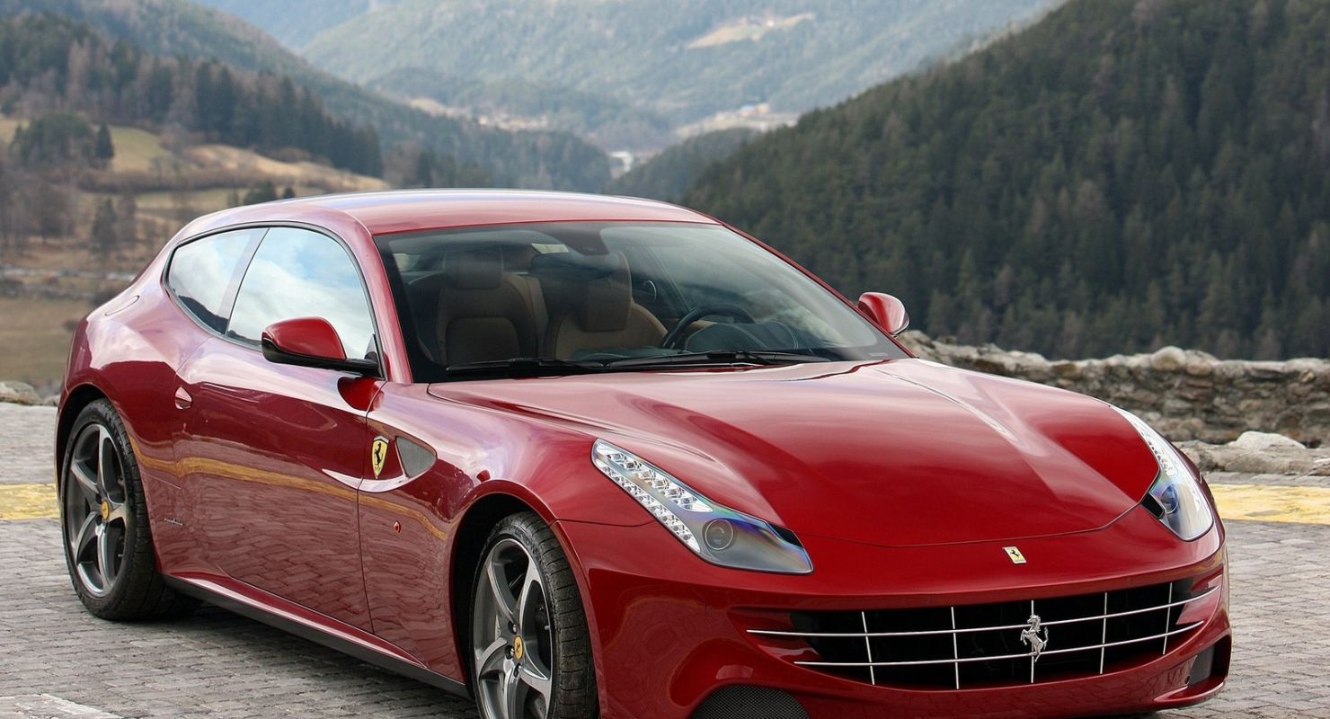 Трехдверный хэтчбек Ferrari FF