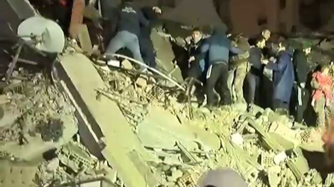 Количество жертв землетрясения в Турции увеличилось до 2316 человек