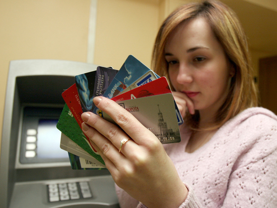 Долги россиян банкам начали сокращаться: кредитки «выходят из моды»