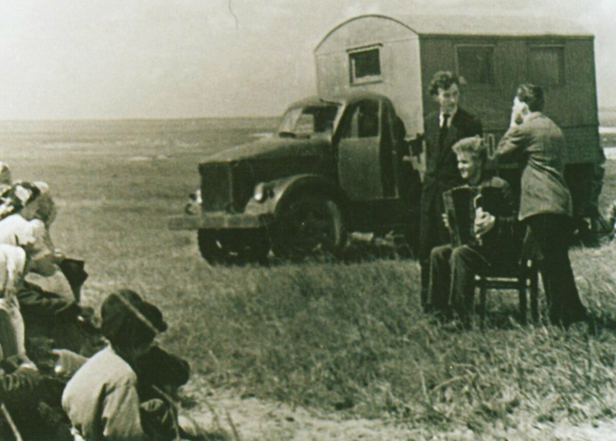 Лето 1958 - Павлодарская обл. Овцеводческий совхоз. Студенты 2 курса актерского ф-та школы-студии МХАТ во время студенческих гастролей по целине. Исполнение частушек. Геннадий Ялович, Валерий (баянист), Владимир Высоцкий.