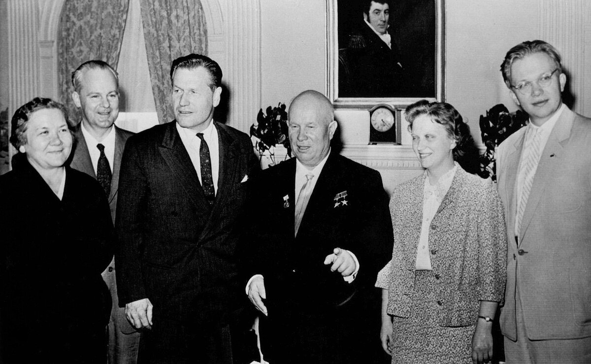 Слева направо — Нина Хрущев, посол СССР в США Михаил Меньшиков, Нельсон Рокфеллер, Никита Хрущев, Рада Хрущева (дочь) и Сергей Хрущев (сын), 18 сентября 1959 года