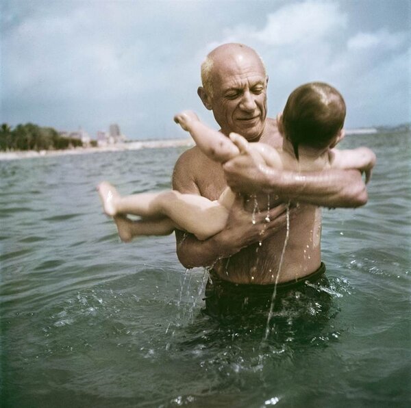 Пабло Пикассо вместе со своим сыном Клодом на пляже Валлорис, 1948 г 