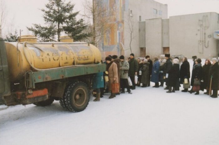 Подборка ретро-фотографий из 90-х Россия, 1990е, Москва, Москве, 1990х, денег, Очередь, деньги, рынке, прохожему», «случайному, выпадал, подставного, предлагали, больше, Акция, мелочей, подставному, билет, точно