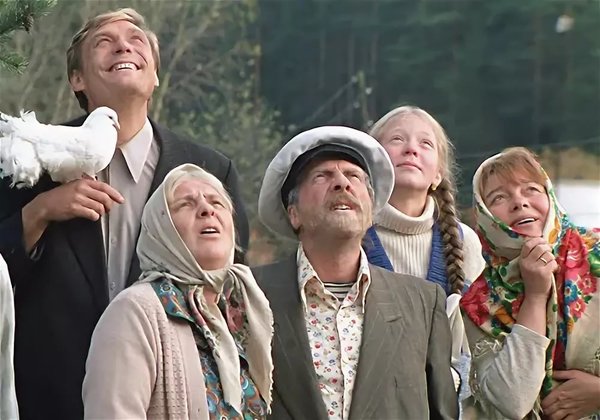 Кадр из фильма "Любовь и голуби" (1985)