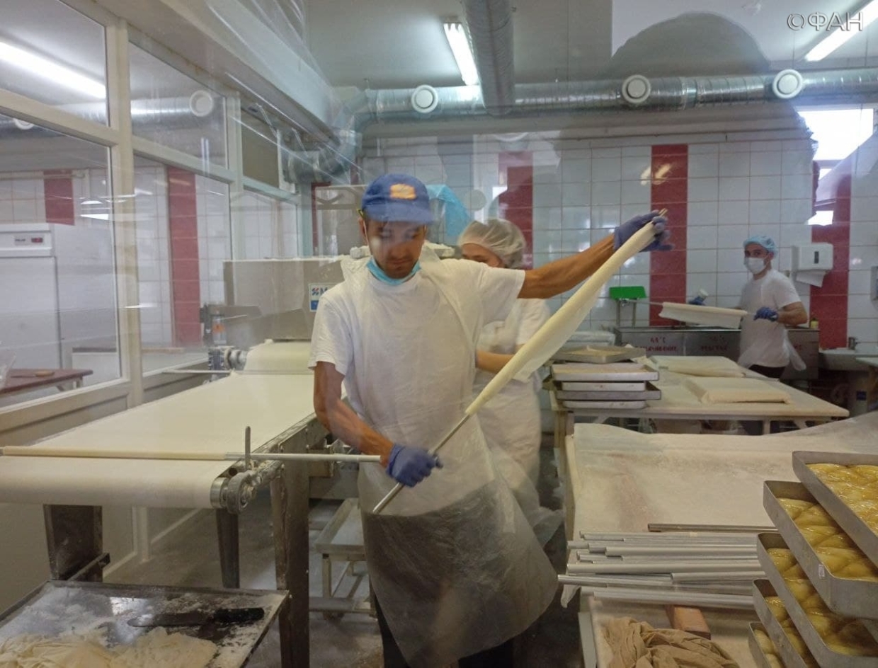 В Крыму показали, как делают пахлаву и конфеты на фабрике сладостей под Симферополем