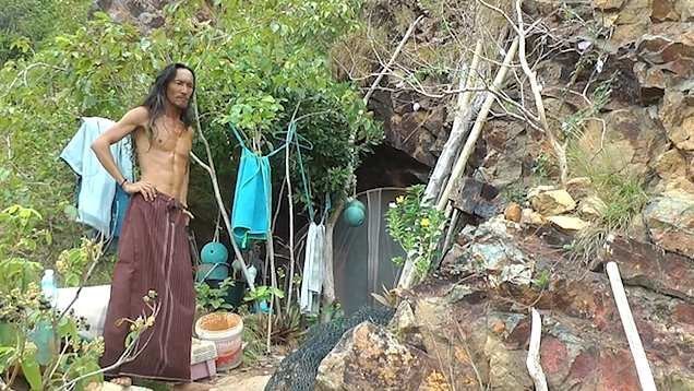 Таец, живущий в пещере, хвастается фотографиям туристок, которых ему удаётся завлечь в своё логово в мире, история, люди, пещерв, таец, туристка