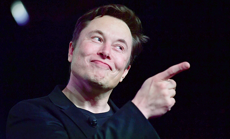 S3XY: Илон Маск выпустил красные шорты под брендом Tesla, чтобы поиздеваться над инвесторами