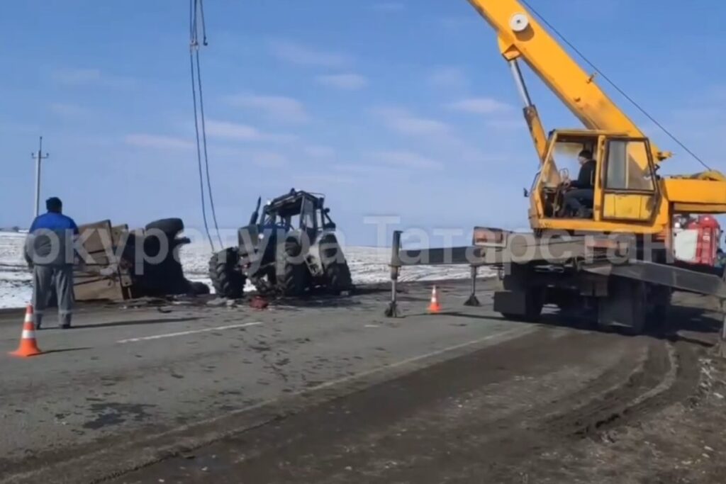 Синий трактор столкнулся с «Ладой» в Татарстане — погибли четверо