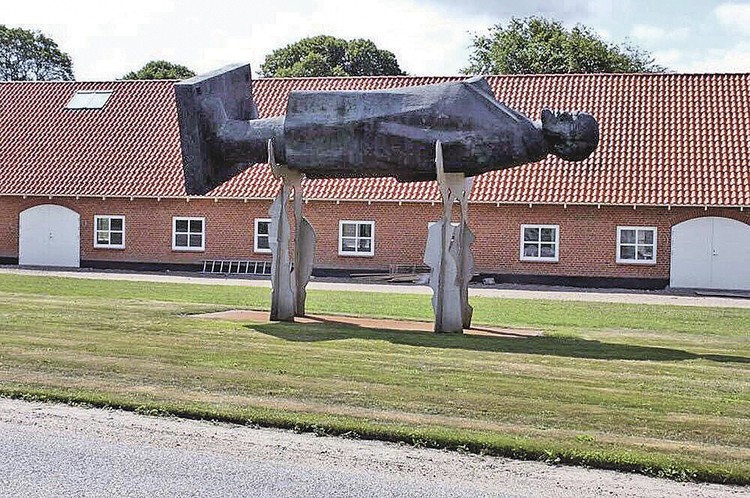 Этого Ленина «уложил» в своем дворе датский фермер. Он выкупил статую в Латвии, где борются с советским наследием. И назвал композицию «Ленин мертв»...