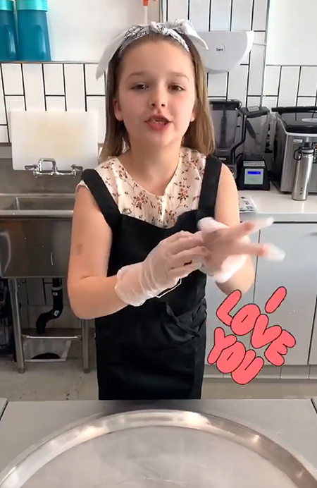 Мороженое с пожеланиями и кукла от Харпер: как Виктория Бекхэм отпраздновала свое 45-летие Мороженое с пожеланиями и кукла от Харпер: как Виктория Бекхэм отпраздновала свое 45-летие Звезды,Новости о звездах