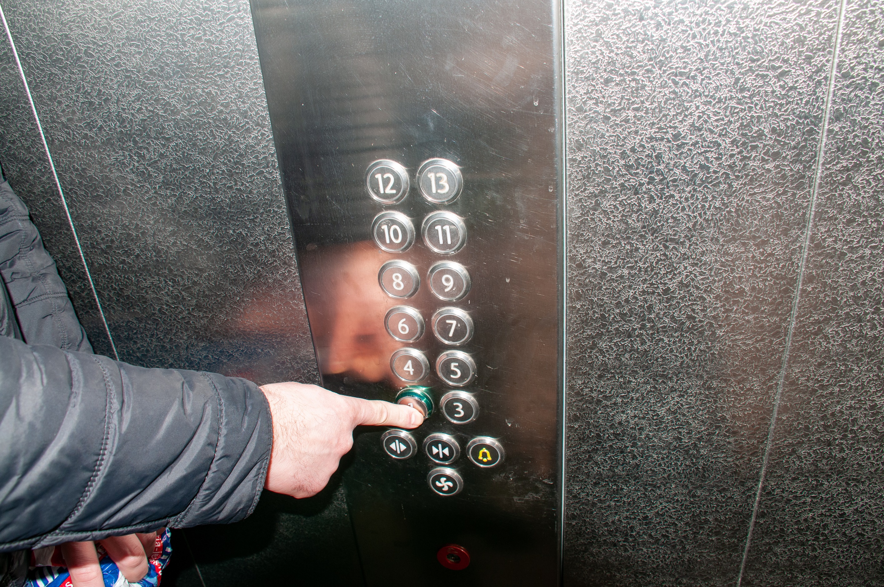 В многоэтажке Татарстана рухнул лифт