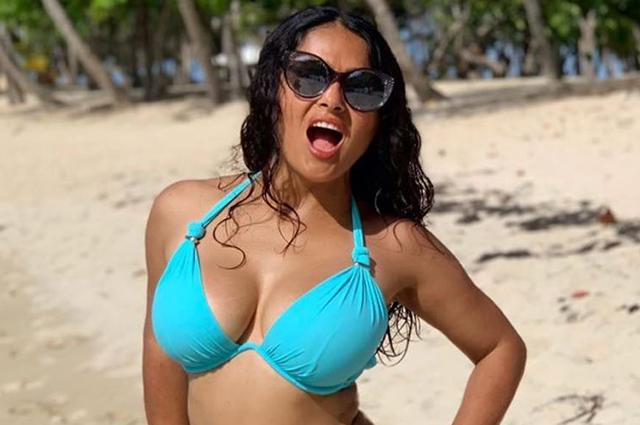 Сальма Хайек поделилась снимком в бикини в честь своего дня рождения