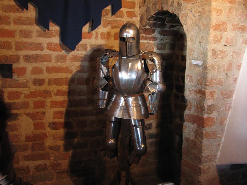 Мирский замок. В одном из залов башни-музея мы встретили эти рыцарские доспехи. Фото. Картинка