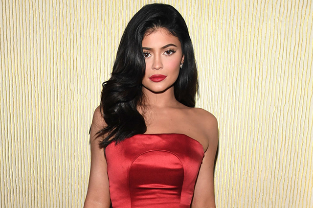 "Выучи правила гигиены!": поклонники осудили Кайли Дженнер за "неправильное" умывание