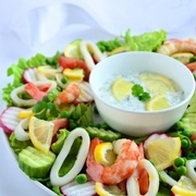  Салат-закуска с морепродуктами и йогуртовым соусом. 