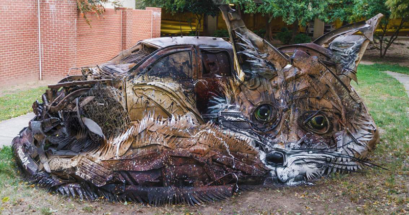 Художник превращает мусор в животных, чтобы напомнить людям о глобальном загрязнении