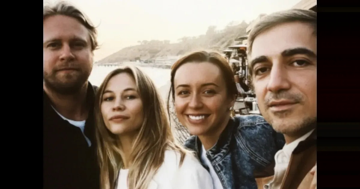 Илья Стюарт опубликовал семейные фото с женой Светланой Устиновой и дочерью