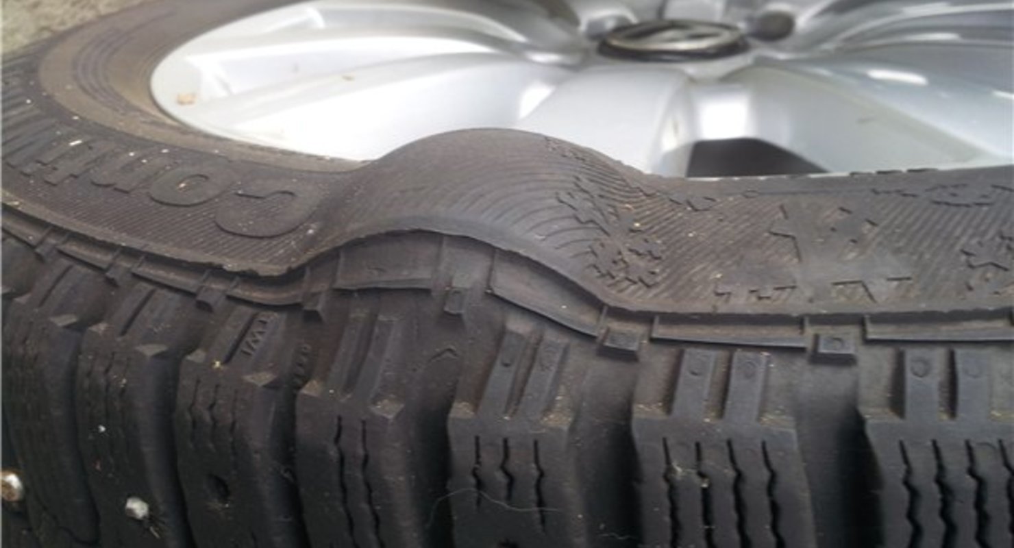 Причины появления грыжи на шине