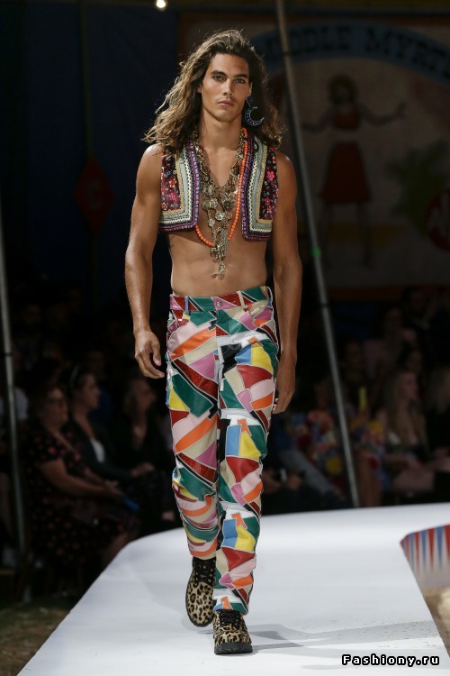 Moschino Круизная коллекция 2019 Moschino Круизная коллекция 2019